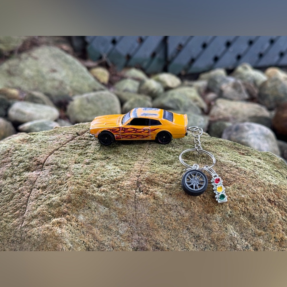 Hot Wheels 2009 71 Maverick Grabber Toy Car Keychain
